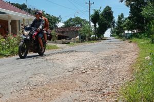 SEJUMLAH RUAS JALAN DI TODANAN KONDISI RUSAK