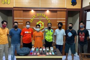 BAWA KABUR 19 HANDPHONE, PEMUDA ASAL JEPON INI DIAMANKAN PETUGAS