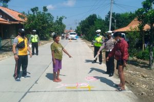 SEORANG PRIA TEWAS TERTABRAK DI MENDENREJO, POLISI LAKUKAN OLAH TKP