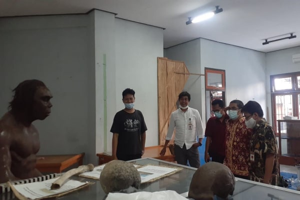 TARIK PENGUNJUNG, BPSMP SANGIRAN BERIKAN BANTUAN TEKNIS RUMAH ARTEFAK