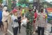 SINERGITAS TNI-POLRI DI BLORA BAGIKAN 350 PAKET TAKJIL BAGI PENGGUNA JALAN