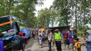 LAKA TUNGGAL DI SAMBONG SEBABKAN MACET 6 KM