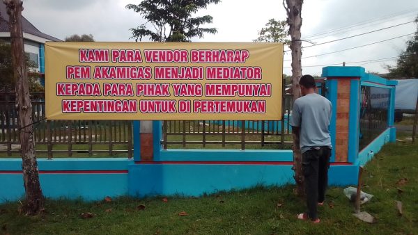 3 BULAN TIDAK BAYARAN, SEJUMLAH VENDOR GELAR AKSI DI PEM AKAMIGAS CEPU
