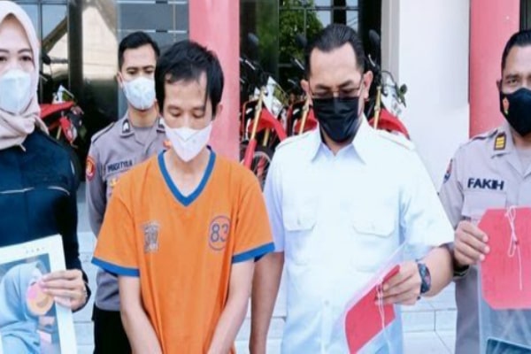 JUAL GADIS BLORA LEWAT MEDSOS, MUCIKARI INI DIRINGKUS PETUGAS