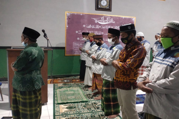 WARGA BLORA DIIMBAU SALAT ID TIDAK HANYA DI MASJID