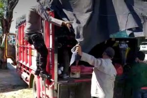 KELABUI PETUGAS, PEMUDIK ASAL BLORA DAN GROBOGAN INI SEMBUNYI DALAM TRUK DITUTUP TERPAL