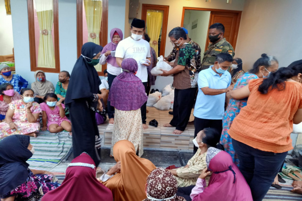 Zainal Petir Bagikan Paket Sembako Kepada Warga Kurang Mampu