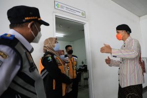 GANJAR PERTANYAKAN 1 PENUMPANG POSITIF COVID-19 YANG TETAP TERBANG DI BANDARA AHMAD YANI