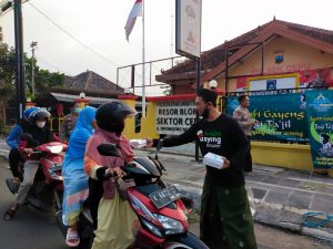 SANTRI GAYENG BAGIKAN RATUSAN TAKJIL DI CEPU