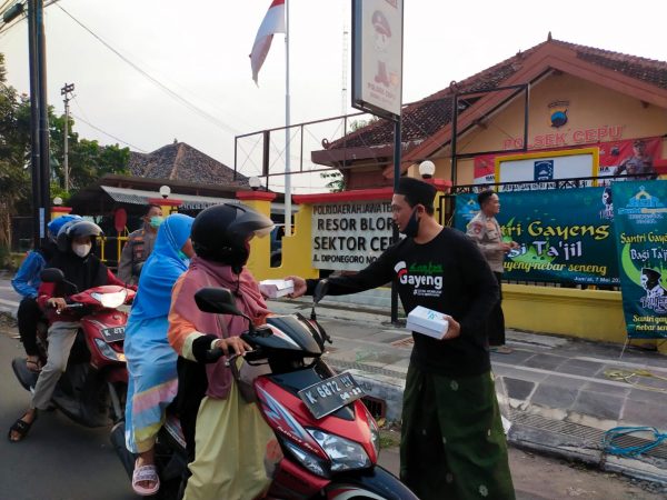 SANTRI GAYENG BAGIKAN RATUSAN TAKJIL DI CEPU
