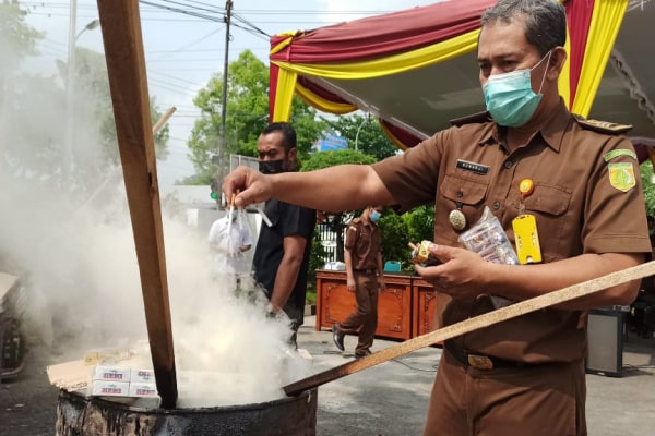 KEJAKSAAN BLORA LAKUKAN PEMUSNAHAN BARANG BUKTI DARI 34 PERKARA