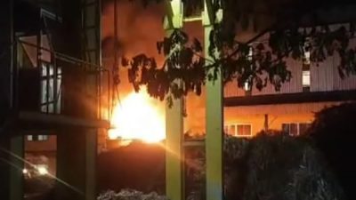 KORSLETING, EXSAVATOR TERBAKAR DI PABRIK GMM