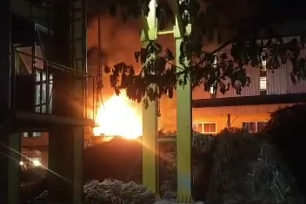 KOSLETING, EXSAVATOR TERBAKAR DI PABRIK GMM