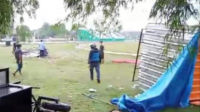 HUJAN DISERTAI ANGIN PORAK PORANDAKAN SEJUMLAH LAPAK JUALAN