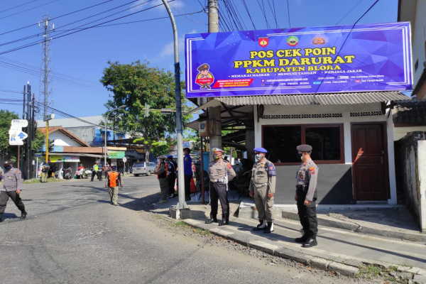 POLRES BLORA DIRIKAN POS CHECK POINT PPKM DARURAT DI PEREMPATAN BIANDONO