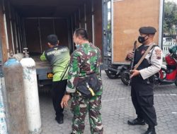 GUNAKAN BUDDY SYSTEM, PETUGAS GABUNGAN KAWAL ISI ULANG OKSIGEN KE GRESIK