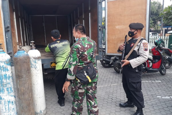 GUNAKAN BUDDY SYSTEM, PETUGAS GABUNGAN KAWAL ISI ULANG OKSIGEN KE GRESIK