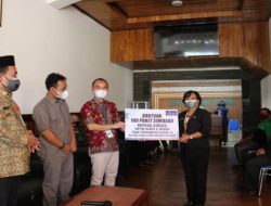 PKL TERDAMPAK PPKM DARURAT DI BLORA TERIMA BANTUAN PAKET SEMBAKO