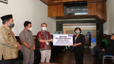 PKL TERDAMPAK PPKM DARURAT DI BLORA TERIMA BANTUAN PAKET SEMBAKO
