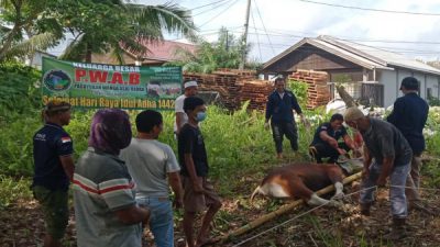 SEMBELIH DUA HEWAN KURBAN, PWAB BLORA BAGIKAN DAGING KEPADA WARGA