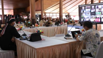 PARA KADES DI CILACAP CURHAT KE GANJAR SULITNYA AJAK WARGA TAAT PROKES