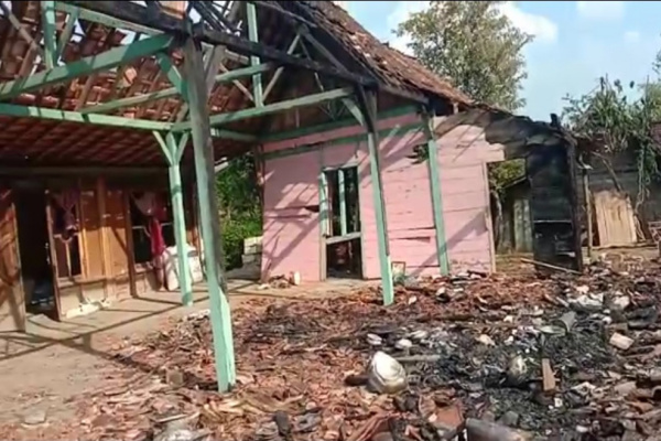 DIDUGA KONSLETING LISTRIK, SATU RUMAH WARGA DILALAP SI JAGO MERAH