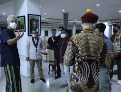 SEJUMLAH ELEMEN MAHASISWA GERUDUK RUMAH DINAS GANJAR PRANOWO