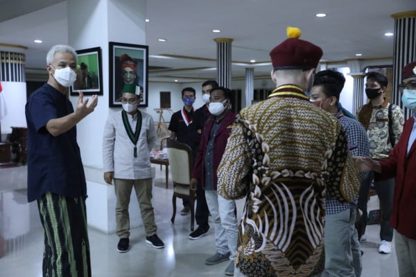 SEJUMLAH ELEMEN MAHASISWA GERUDUK RUMAH DINAS GANJAR PRANOWO
