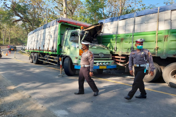 LAKALANTAS DI RUAS JALAN BLORA - CEPU LIBATKAN BUS DAN DUA TRONTON