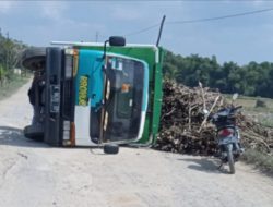 KONDISI JALAN RUSAK PARAH, TRUK PENGANGKUT TEBU TERGULING