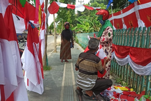 JELANG HUT RI, PENJUAL BENDERA MERAH PUTIH DI BLORA MENJAMUR