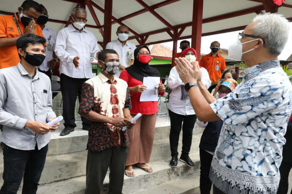 GANJAR KAGET, BURUH TANI DI KLATEN KEMBALIKAN BANSOS