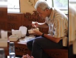 WARGA PATI INI BINGUNG SAAT DAMPINGI GANJAR MAKAN SIANG