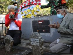 GANJAR ZIARAHI MAKAM SOEGIARIN, JURNALIS YANG SEBARKAN KEMERDEKAAN INDONESIA KE SELURUH DUNIA