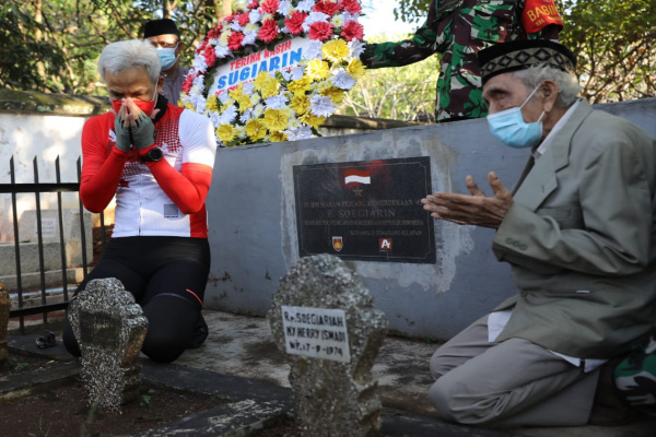 GANJAR ZIARAHI MAKAM SOEGIARIN, JURNALIS YANG SEBARKAN KEMERDEKAAN INDONESIA KE SELURUH DUNIA
