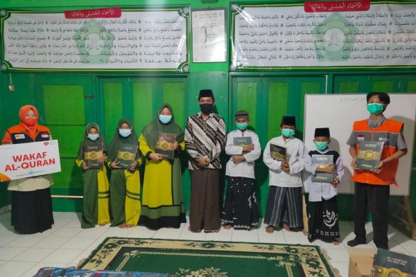 RUMAH ZAKAT SALURKAN 500 PAKET AL QUR'AN DI BLORA