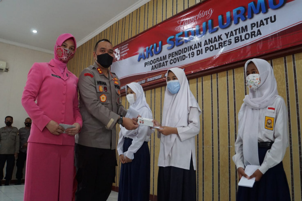 PROGRAM 'AKU SEDULURMU', POLRES BLORA BERIKAN BANTUAN BEASISWA PENDIDIKAN