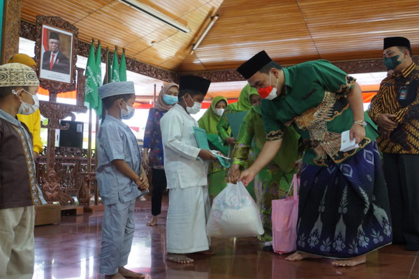 BUPATI DAN MUSLIMAT NU SALURKAN SANTUNAN ANAK YATIM PIATU SECARA VIRTUAL