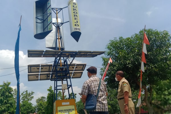 SUKOREJO MANFAATKAN KINCIR ANGIN UNTUK PENERANGAN JALAN