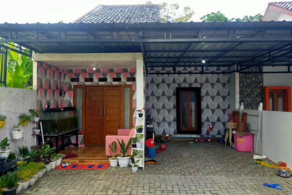 RUMAH TERDUGA PELAKU ARISAN ONLINE KOSONG ISI DIJARAH