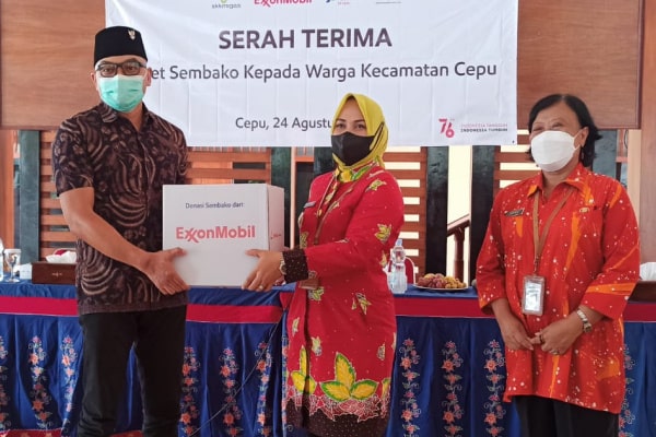 EMCL BERIKAN 160 PAKET SEMBAKO KE MASYARAKAT CEPU