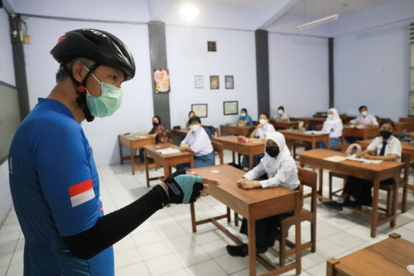 BEBASKAN SISWA BELI SERAGAM, GANJAR: NGGAK USAH PAKAI SERAGAM NGGAK PAPA, YANG PENTING PEMBELAJARANNYA