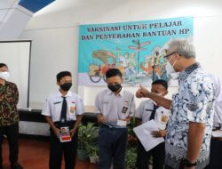 GANJAR DAN GIBRAN PANTAU VAKSINASI BAGI PELAJAR DI SOLO