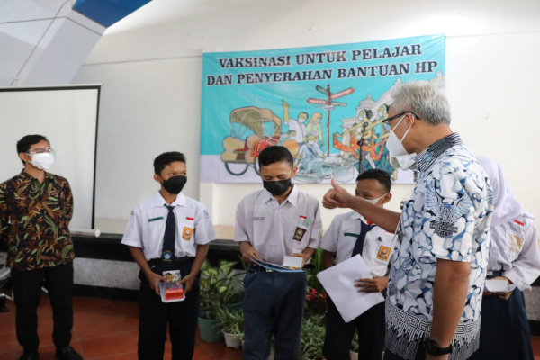 GANJAR DAN GIBRAN PANTAU VAKSINASI BAGI PELAJAR DI SOLO