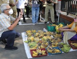 GANJAR APRESIASI PEDAGANG PASAR PURI PATI BERJUALAN DI JALAN SELAMA PANDEMI