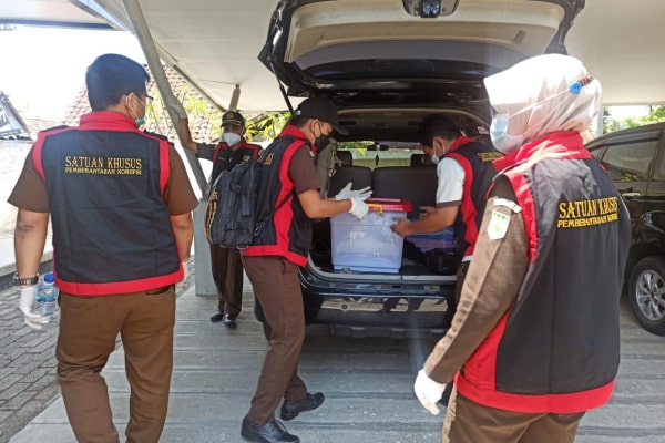 PENYIDIK KEJARI BAWA SATU BOX DOKUMEN TERKAIT KASUS PUNGLI PASAR CEPU