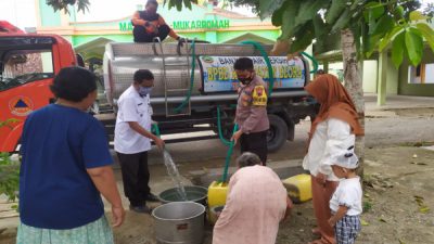 MUSIM KEMARAU TIBA, WARGA KAUMAN TERIMA DUA TANGKI AIR BERSIH