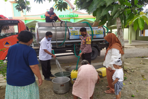 MUSIM KEMARAU TIBA, WARGA KAUMAN TERIMA DUA TANGKI AIR BERSIH