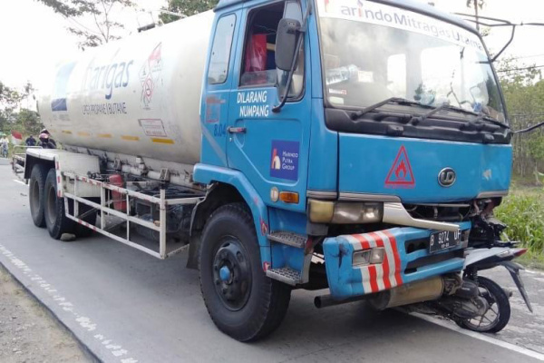 TABRAKAN TRUK TANGKI VS SEPEDA MOTOR TERJADI DI JALAN KUNDURAN
