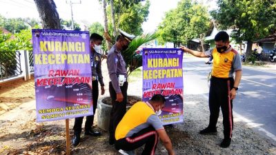 MINIMALISIR LAKA DI DAERAH RAWAN, SATLANTAS POLRES BLORA PASANG BANNER IMBAUAN